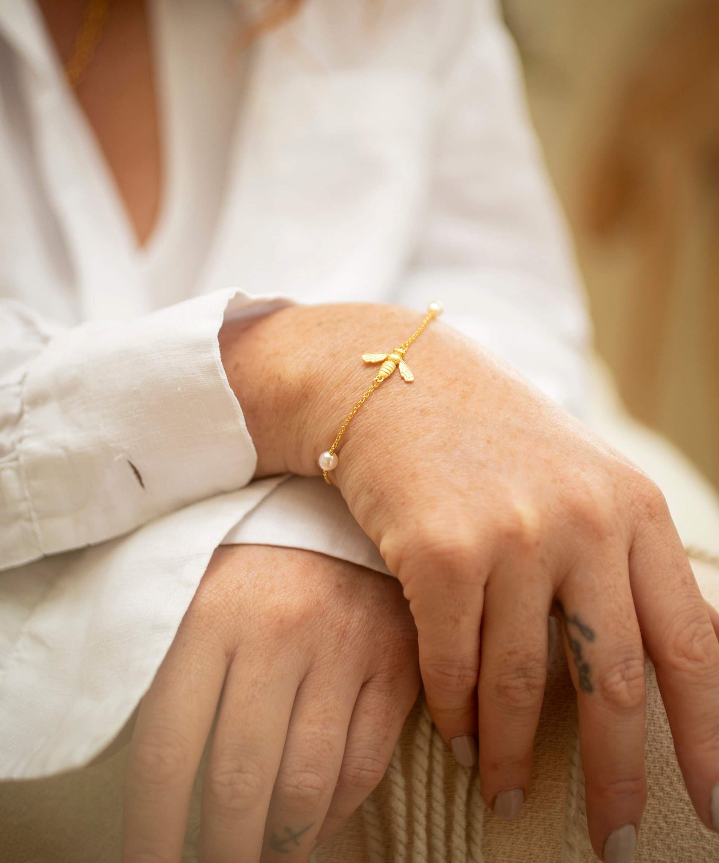 Flying bee gold bracelet