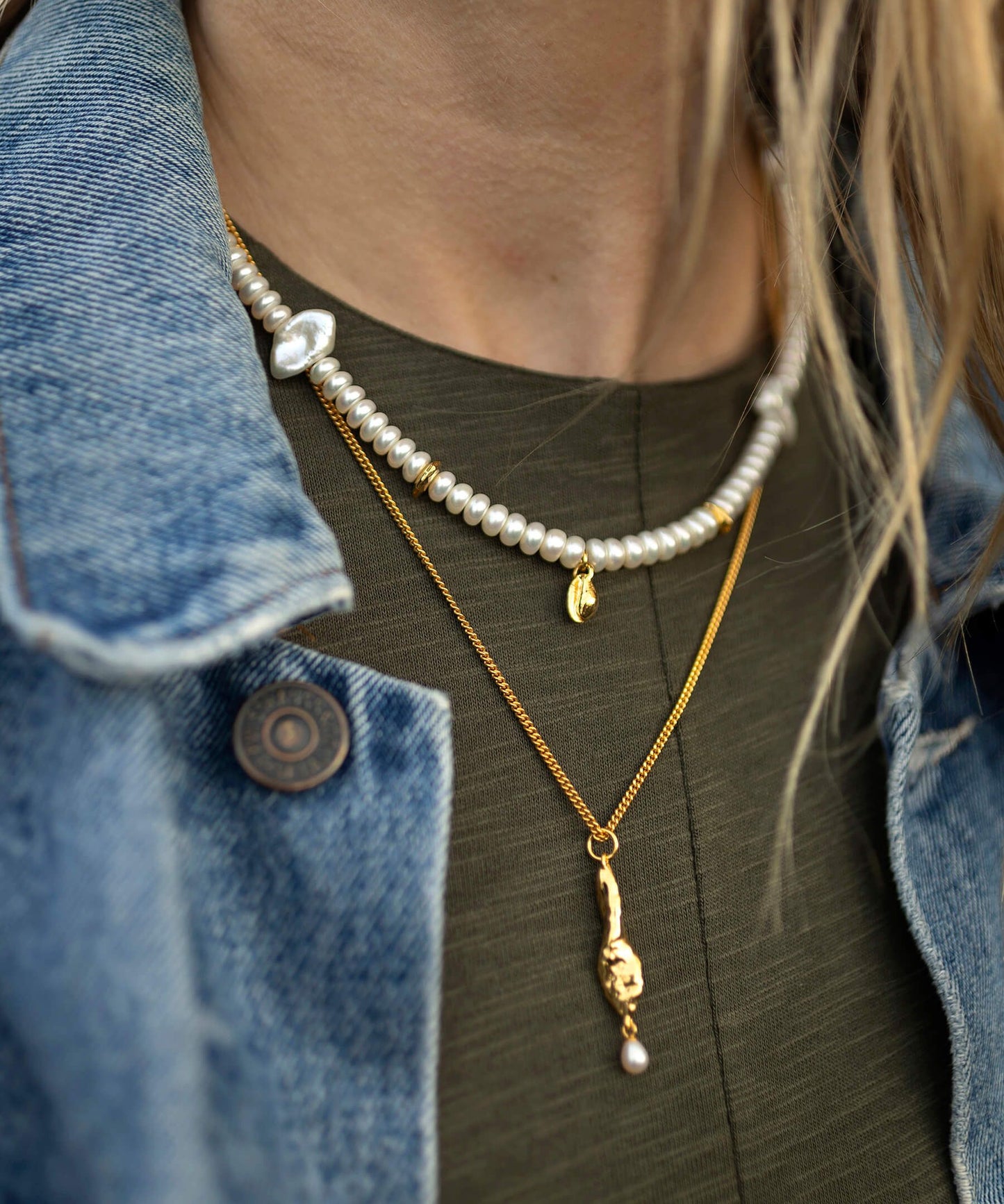 Reykjavik pearl gold choker with sea charms