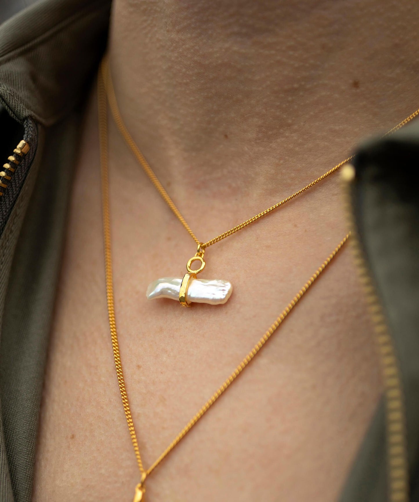 Reykjavik pearl toggle gold necklace