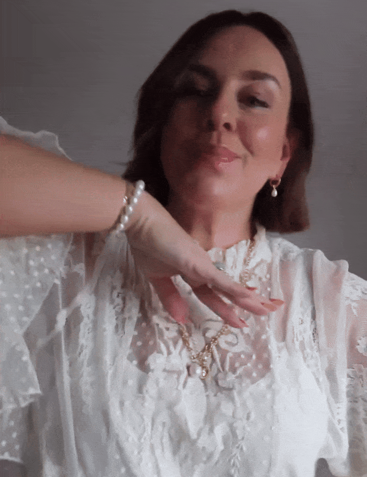 @gillian_loves_ wearing claudia bradby pearl jewellery