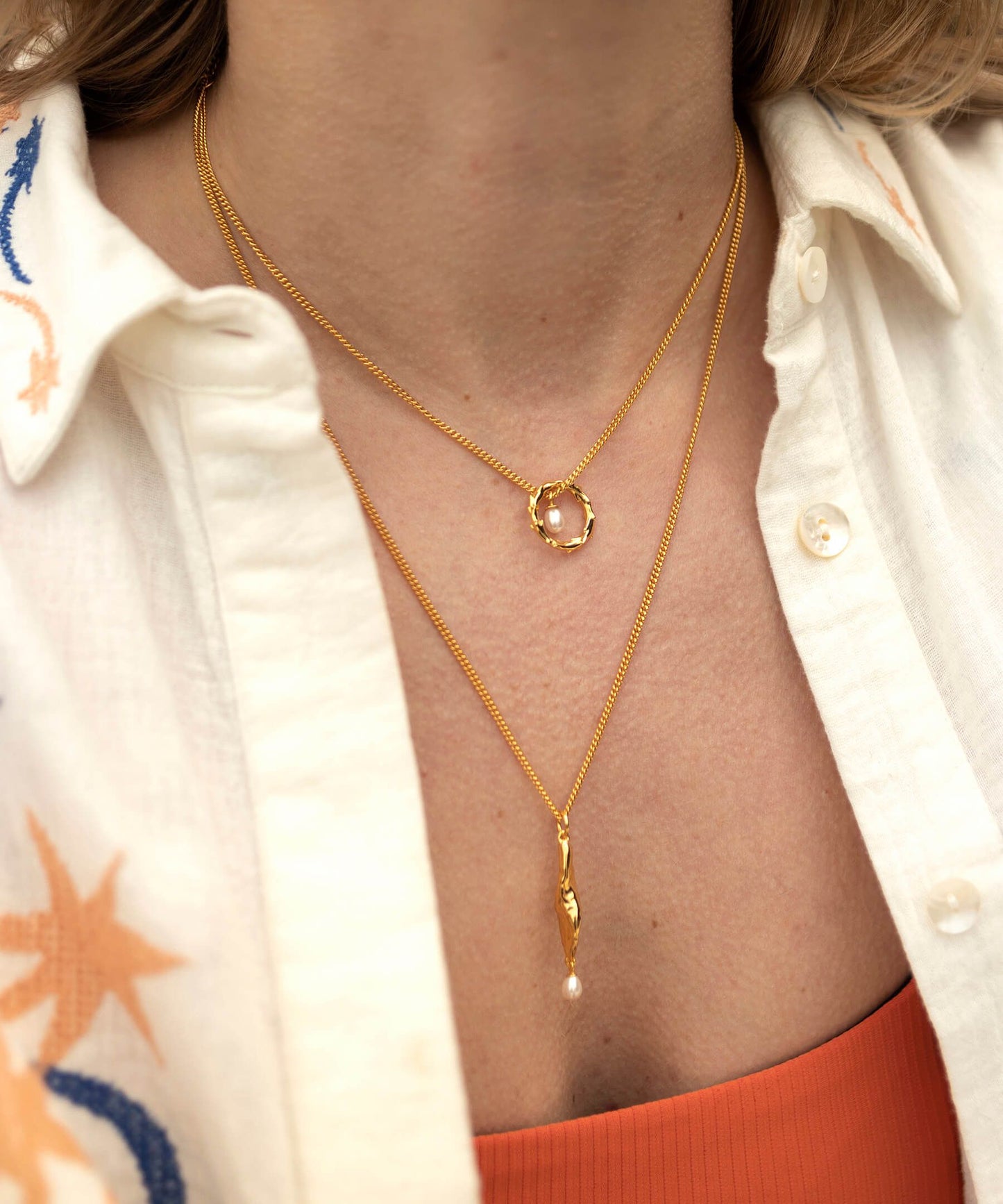 Volcano hoop gold necklace with free running pearl