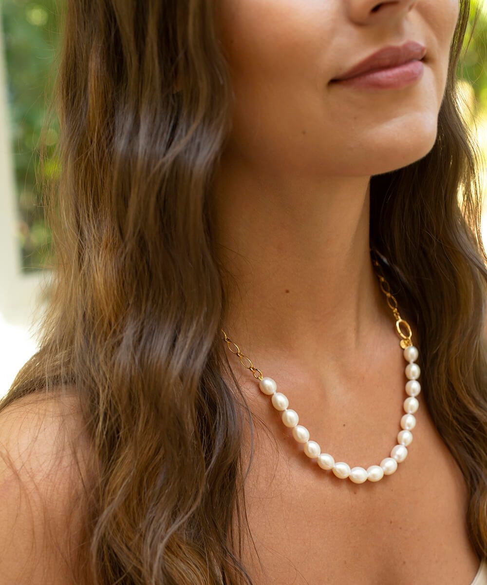 Sleek city pearl and gold chain necklace