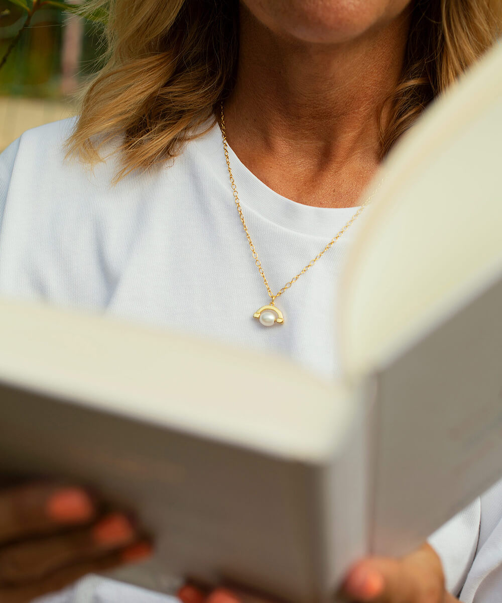 Meditative gold pearl spinner necklace