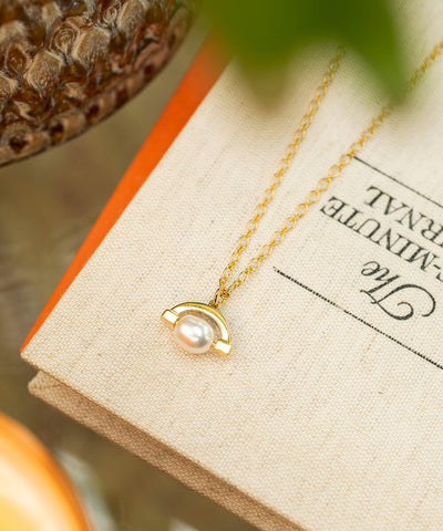 Meditative gold pearl spinner necklace