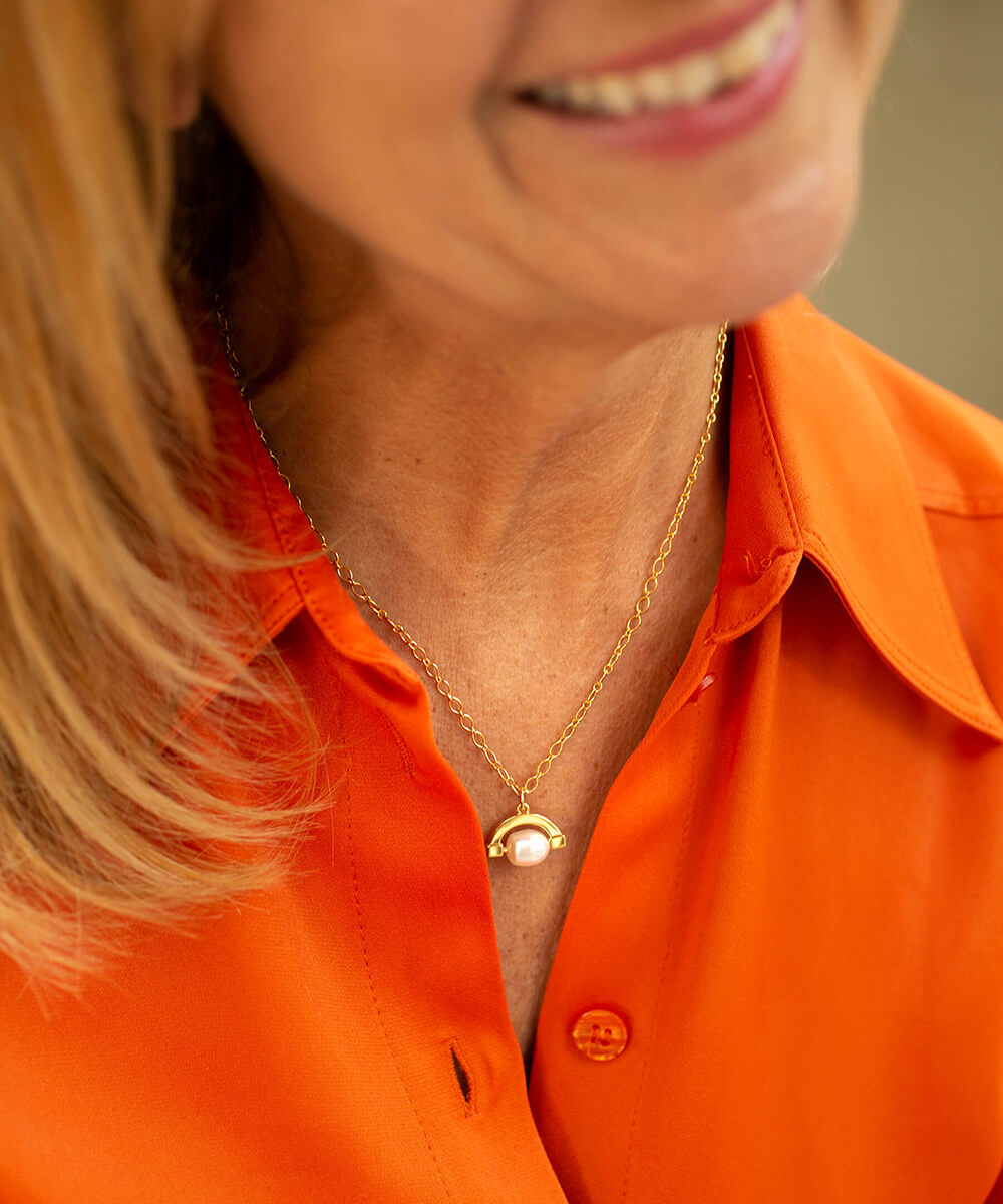 Meditative gold pearl spinner necklace