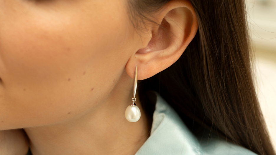 Dangly pearl earrings