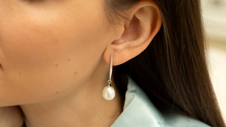 Dangly pearl earrings