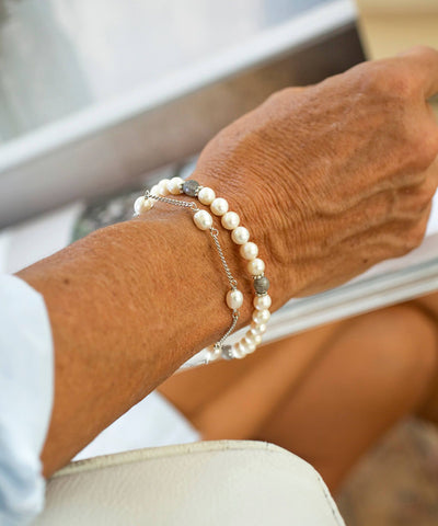 Pearl bracelet with 3 labradorite beads