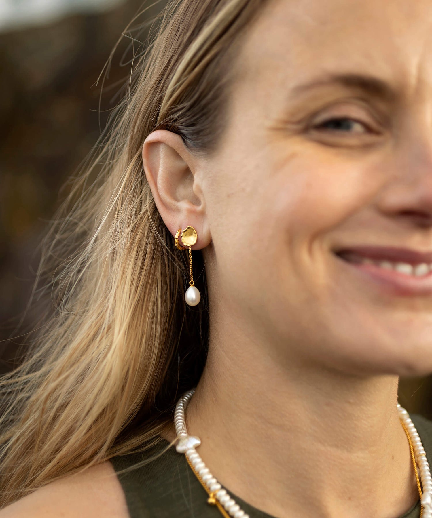 Molten lava stud with removeable chain pearl charm, gold