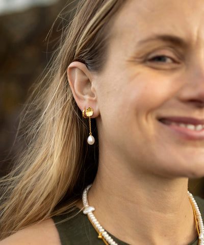 Molten lava stud with removeable chain pearl charm, gold