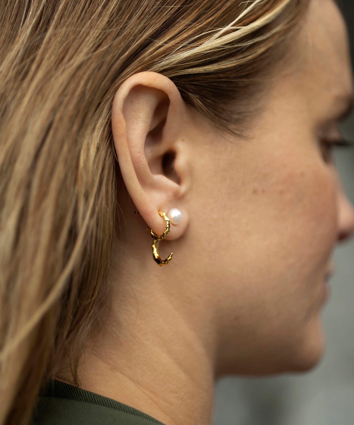 Ear jacket volcano hoop with pearl stud, gold