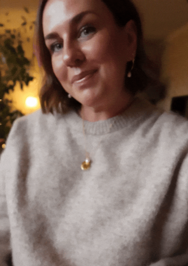 @gillian_loves_ wearing world is your oyster necklace