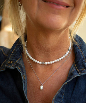 Pearl choker with 3 labradorite beads