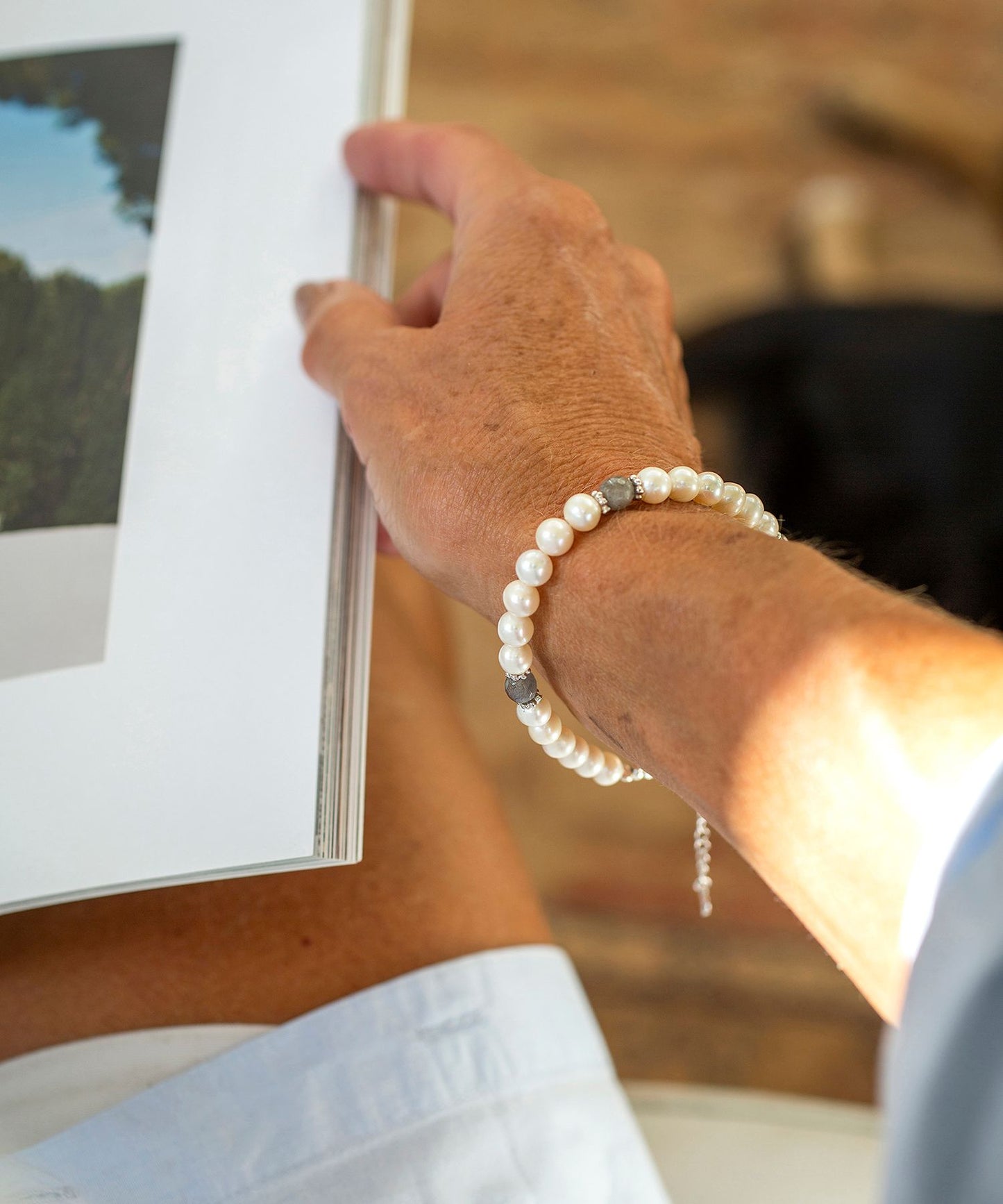 Pearl bracelet with 3 labradorite beads