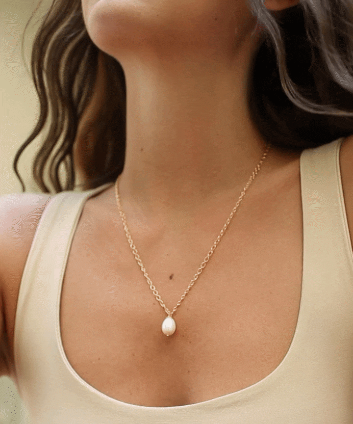 Luxury gold pearl drop necklace