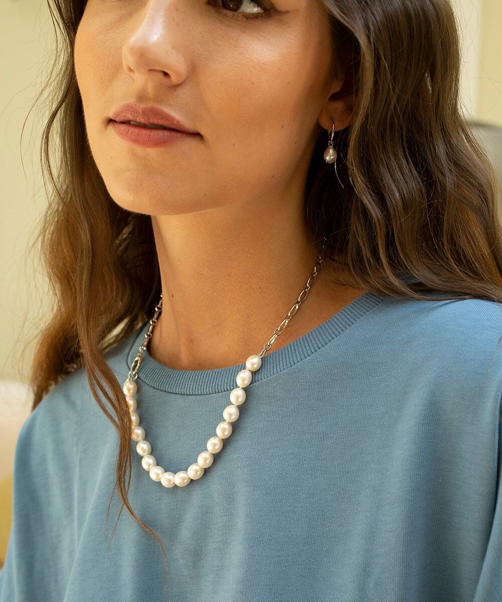 Sleek city pearl and silver chain necklace