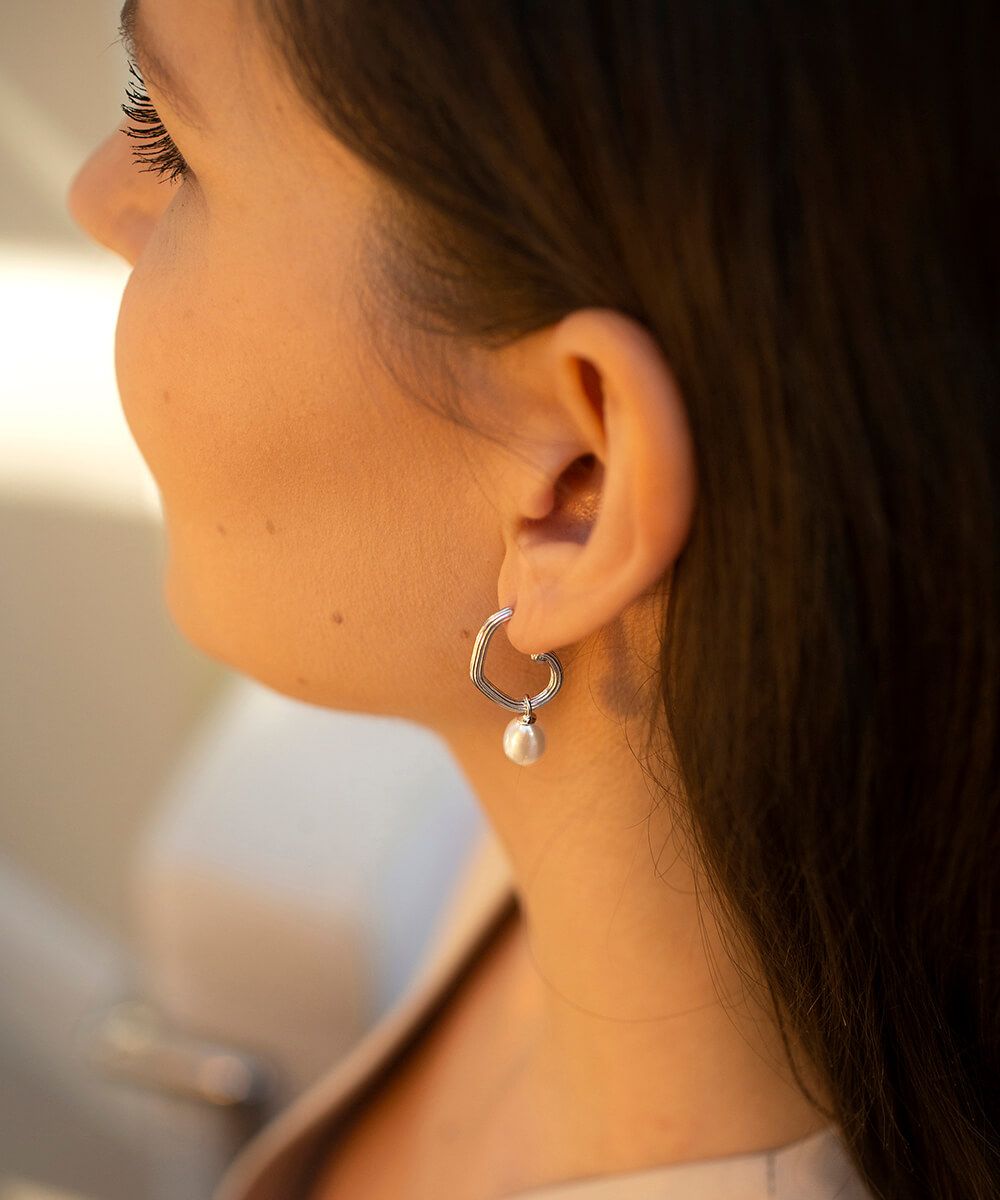 Unita organic pearl hoop earring, silver