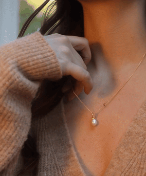 Unita organic pearl pendant, gold