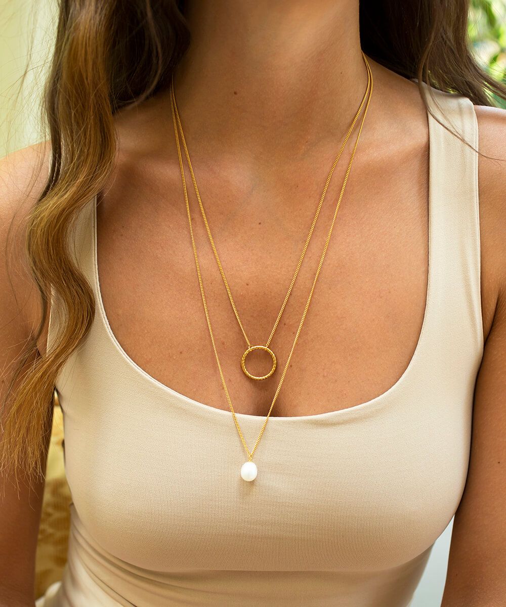 Gold Cirque lariat with white pearl