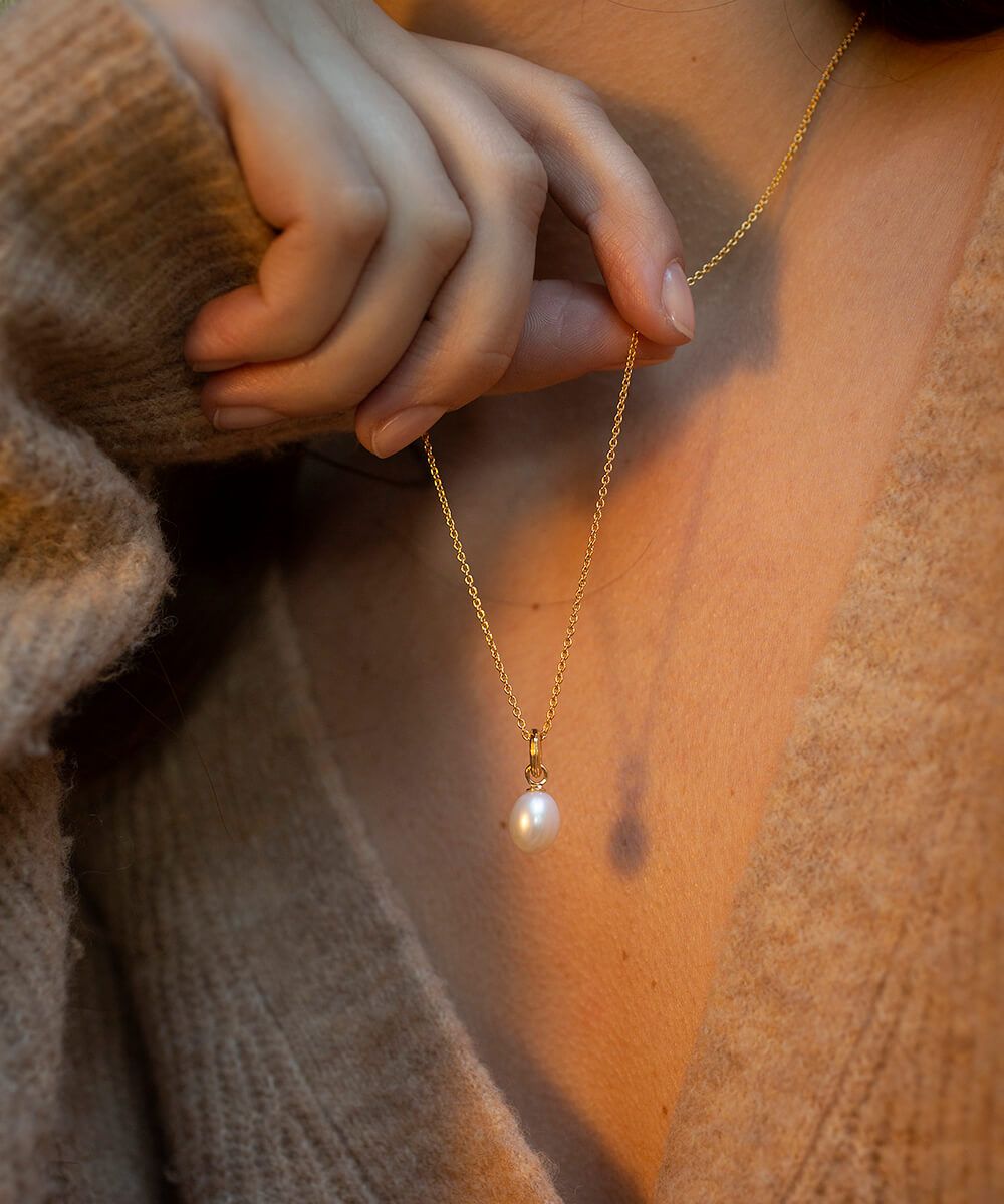 Unita organic pearl pendant, gold