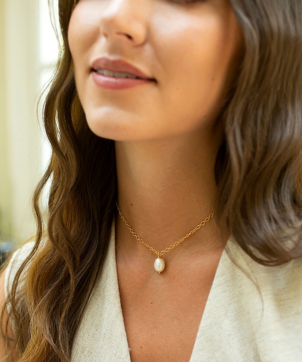 Luxury gold pearl drop necklace