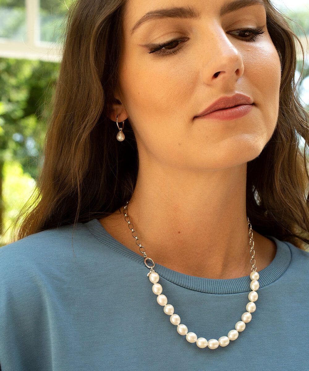 Sleek city pearl and silver chain necklace